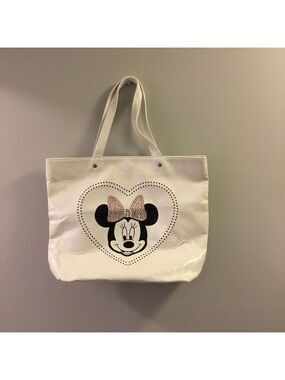 Disney Woman’s tote featuring Minnie Mouse with magnetic snap closure